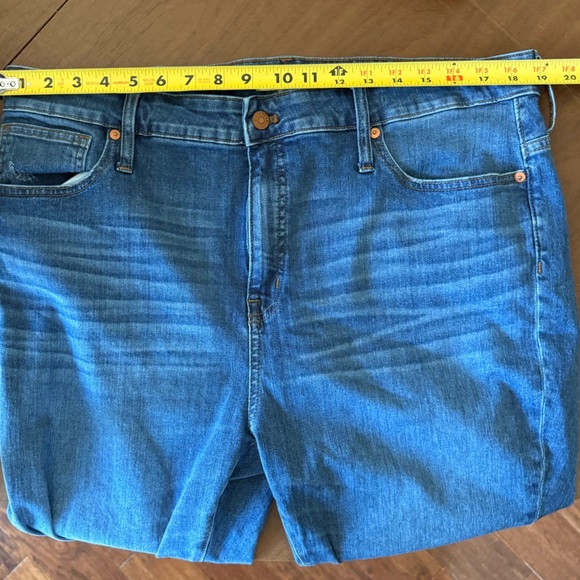 EUC Madewell Curvy High-Rise Distressed Skinny Crop Jeans SZ 34P (14-16) - Picture 15 of 16